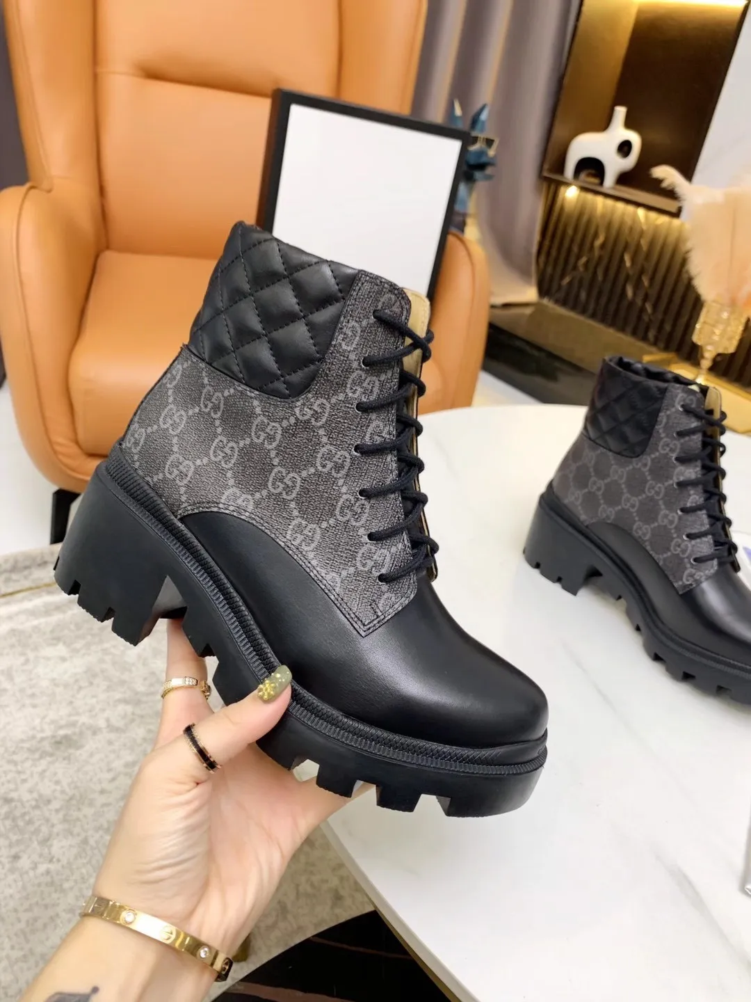 👟👟Ex-factory price 560👟👟 (Electric embroidery on the shoe collar ➕ Oil edge on the upper) The new version of Gucci GUCCI is on sale...🔥 It has a retro British style and is decorated with a LOGO cloth label on the front. Heel height: 6cm Fabric: Imported cowhide, open edge beads, lining/foot pads: upgraded cowhide 🐂 Color: black white open edge beads Code number: 34-40. 34 and 41 42 need to be customized Packaging: Comes with card and cloth bag.